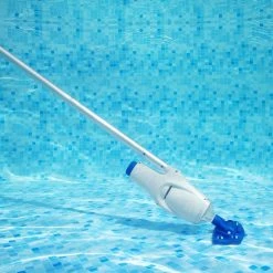 Balai Aspirateur à Batterie Pour Piscine Et Spa Gonflable Bestway 5 Balai Aspirateur à Batterie Pour Piscine Et Spa Gonflable Bestway -Intex Soldes Magasin 58624 ambiance
